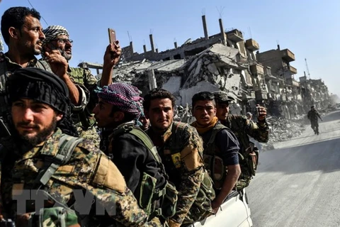 Các lực lượng dân chủ Syria (SDF) tại Raqa (Syria). (Nguồn: AFP/TTXVN)