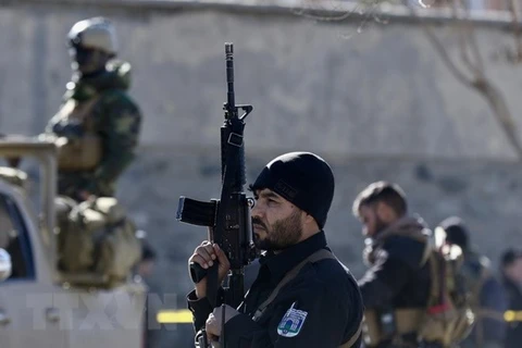 Lực lượng an ninh Afghanistan gác tại hiện trường một vụ đánh bom liều chết. (Nguồn: EPA-EFE/TTXVN)