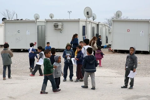 Trẻ em nhập cư tại một trại tị nạn. (Ảnh: AFP/TTXVN)