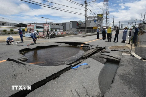 Đường sá bị phá hủy sau trận động đất tại Takatsuki, phía bắc tỉnh Osaka ngày 18/6. (Nguồn: AFP/TTXVN)