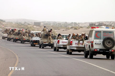 Các lực lượng Chính phủ Yemen tiến vào vùng ngoại ô thành phố Hodeidah trong chiến dịch giải phóng thành phố này từ phiến quân Houthi ngày 12/6. (Nguồn: EPA-EFE/TTXVN)