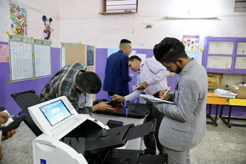 Nhân viên bầu cử đóng các thiết bị phân loại và bỏ phiếu điện tử khi kết thúc ngày bầu cử tại một điểm bỏ phiếu ở Baghdad, ngày 12/5. (Nguồn: THX/TTXVN)