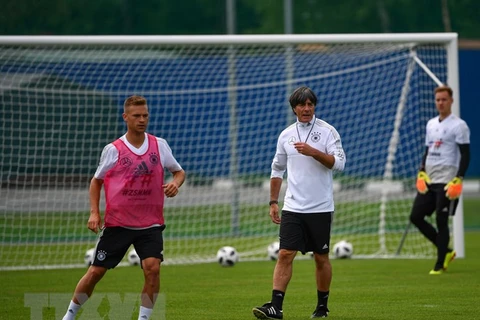 Huấn luyện viên Joachim Loew (giữa) trong buổi tập luyện của đội tuyển Đức ở Moskva, Nga. (Nguồn: THX/TTXVN)