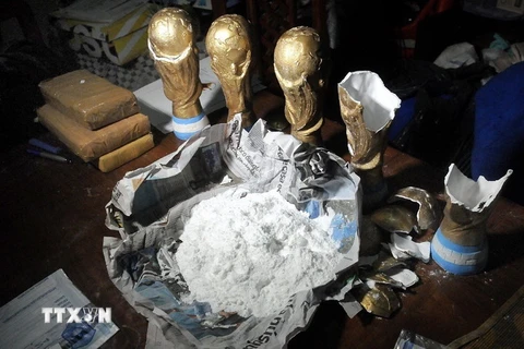 Cảnh sát thu giữ úp Vàng nhái giấu cocain tại La Matanza, Buenos Aires, Argentina ngày 22/6. (Nguồn: AFP/TTXVN)