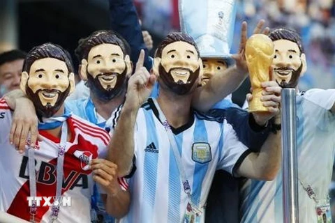  Cổ động viên Argentina đeo mặt nạ Lionel Messi cổ vũ cho đội nhà tại Nizhny Novgorod, Nga ngày 21/6. (Ảnh: Kyodo/TTXVN)