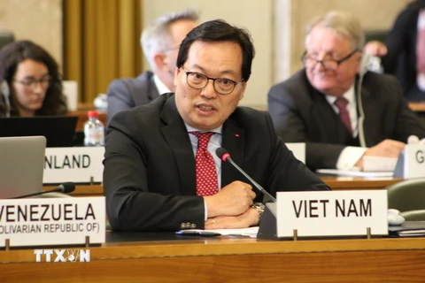 Đại sứ Dương Chí Dũng, Trưởng Phái đoàn Việt Nam tại Geneva (Thụy Sĩ) thay mặt Nhóm G-21 trình bày phát biểu chung về giải trừ vũ khí hạt nhân. (Ảnh: Hoàng Hoa/TTXVN)