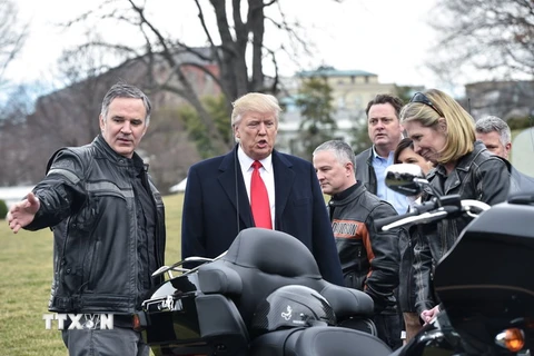 Tổng thống Mỹ Donald Trump (giữa) và Giám đốc điều hành Harley Davidson Matthew Levatich (trái) trong cuộc gặp tại Nhà Trắng, Washington DC. ngày 2/2/2017. (Ảnh: THX/TTXVN)