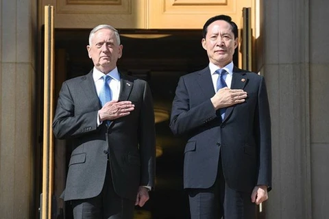 Bộ trưởng Hàn Quốc Song Young-moo (trái) và người đồng cấp Mỹ James Mattis. (Nguồn: U.S. Army)