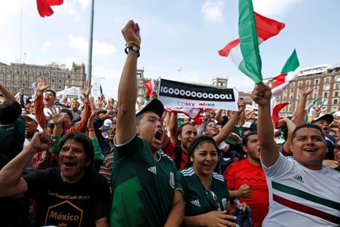 Niềm vui của cổ động viên Mexico khi đội nhà giành vé đi tiếp. (Nguồn: THX/TTXVN)