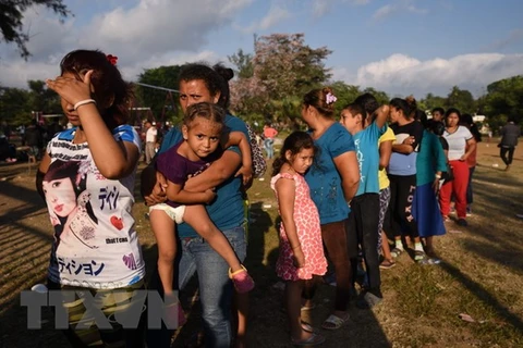 Người di cư di chuyển tới khu vực biên giới Mexico-Mỹ bang Oaxaca, Mexico ngày 3/4 vừa qua. (Ảnh: AFP/TTXVN)