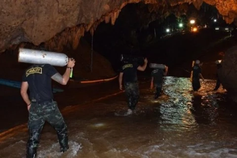 Lực lượng cứu hộ mang bình dưỡng khí vào sâu trong hang động. (Nguồn: chiangraitimes)