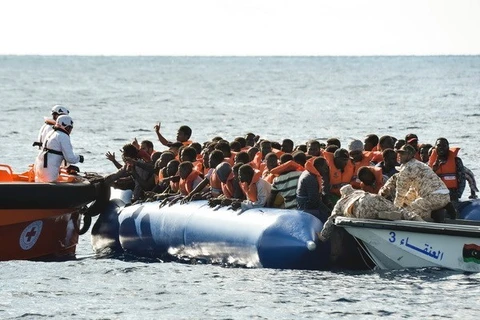 Giải cứu người di cư trên biển. (Nguồn: AFP/TTXVN)