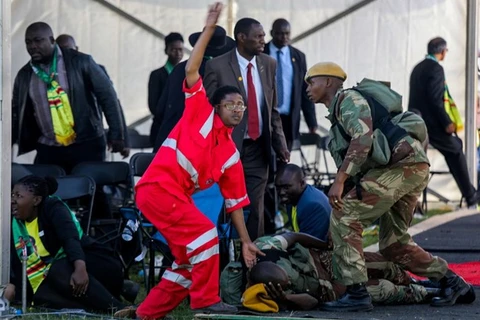 Nhân viên cứu hộ và những người bị thương trong vụ nổ tại Bulawayo. (Nguồn: Reuters)
