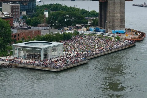 Người dân chờ đón màn trình diễn pháo hoa mừng Quốc khánh tại New York. (Nguồn: AFP/TTXVN) 