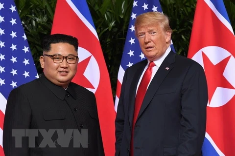 Tổng thống Mỹ Donald Trump (phải) và nhà lãnh đạo Triều Tiên Kim Jong-un tại cuộc gặp ở Singapore ngày 12/6. (Nguồn: AFP/TTXVN)