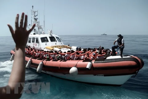 Tàu chở người di cư được cứu sống trên Địa Trung Hải ngày 12/6. (Nguồn: EPA-EFE/TTXVN)