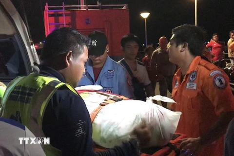 Nhân viên cứu hộ chuyển thi thể nạn nhân trong vụ lật tàu ở Phuket, Thái Lan ngày 5/7. (Nguồn: AFP/TTXVN)