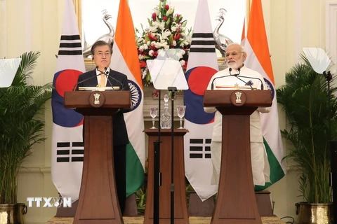 Tổng thống Hàn Quốc Moon Jae-in (trái) và Thủ tướng Ấn Độ Narendra Modi (phải) tại cuộc họp báo ở New Delhi ngày 10/7. (Nguồn: Yonhap/TTXVN