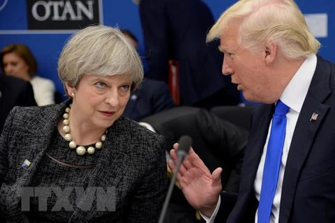 Thủ tướng Anh Theresa May (trái) và Tổng thống Mỹ Donald Trump (phải) tại cuộc gặp ở Brussels, Bỉ ngày 25/5. (Nguồn: AFP/TTXVN)