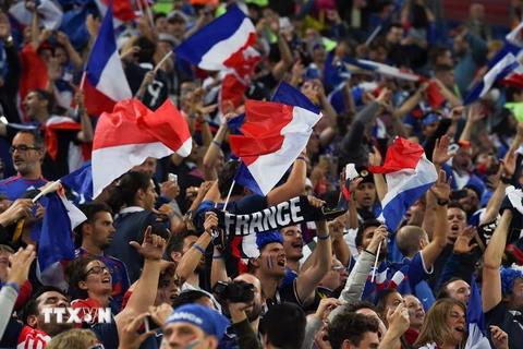 Niềm vui của các cổ động viên Pháp khi những chú “Gà trống Gaulois” giành chiến thắng trước "Quỷ đỏ" trong trận bán kết World Cup 2018. (Nguồn: AFP/TTXVN)