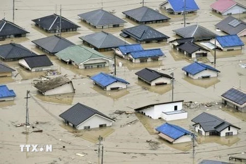 Nhiều ngôi nhà bị ngập trong nước do mưa lớn tại Kurashiki, tỉnh Okayama ngày 7/7. (Ảnh: Kyodo/TTXVN)