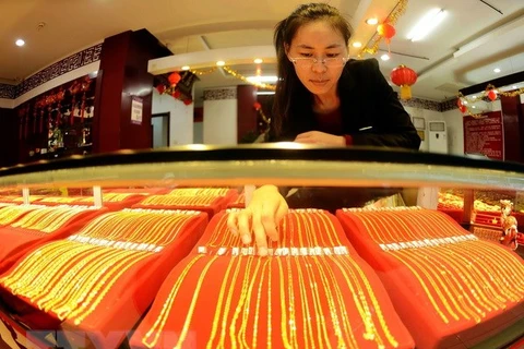 Vàng được bày bán tại cửa hàng ở Thanh Đảo, tỉnh Sơn Đông, Trung Quốc. (Nguồn: AFP/TTXVN) 