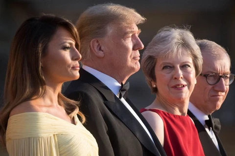 Thủ tướng Anh Theresa May và phu quân trong lễ đón Tổng thống Mỹ Donald Trump cùng phu nhân tới thăm Anh (Nguồn: Sky News)