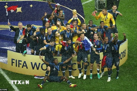 Niềm vui của các cầu thủ và thành viên đội tuyển Pháp sau khi giành ngôi vô địch. (Nguồn: Reuters)