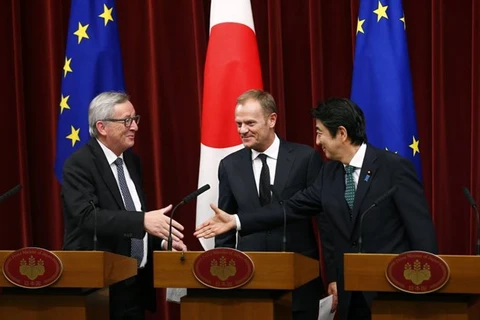 Thủ tướng Shinzo Abe (phải) và Chủ tịch Ủy ban châu Âu Jean-Claude Juncker trái) sau cuộc gặp thượng đỉnh Nhật Bản-EU. (Nguồn: AP) 