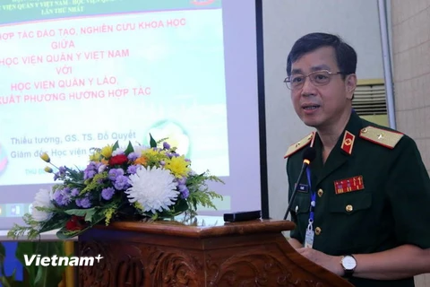 Thiếu tướng, giáo sư, tiến sỹ Đỗ Quyết, Giám đốc Học viện Quân y Việt Nam phát biểu tại Hội nghị. (Ảnh: Phạm Kiên/Vietnam+)