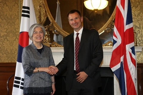 Ngoại trưởng Hàn Quốc, bà Kang Kyung-wha và người đồng cấp Anh Jeremy Hunt. (Nguồn: Yonhap)
