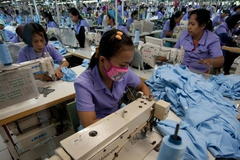 Công nhân trong một nhà máy dệt may ở Indonesia. (Nguồn: jaringnews)