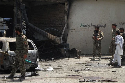 Lực lượng an ninh điều tra tại hiện trường một vụ tấn công ở Jalalabad, Afghanistan. (Ảnh: THX/TTXVN)