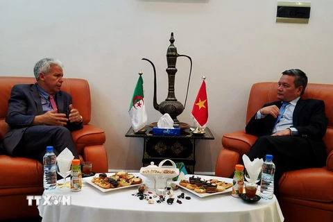Ông Nacer Maaskri, Chủ tịch tỉnh Sétif (Algeria) tiếp Đại sứ Phạm Quốc Trụ. (Ảnh: Tấn Đạt/TTXVN)