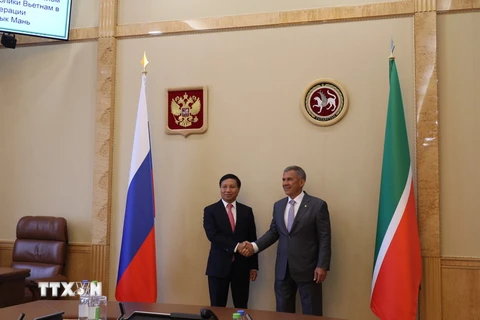 Đại sứ Ngô Đức Mạnh hội đàm với Tổng thống R.Minikhanov. (Ảnh: Dương Trí/TTXVN)