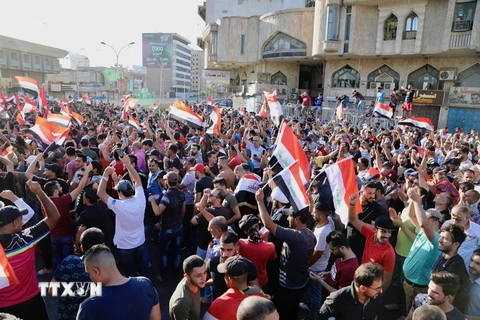Người dân biểu tình phản đối tham nhũng và dịch vụ công yếu kém tại Baghdad, Iraq ngày 20/7. (Nguồn: THX/TTXVN)
