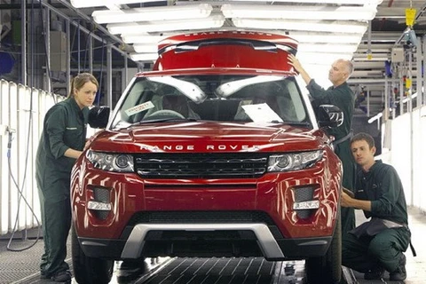 Các công nhân làm việc tại nhà máy chế tạo xe của hãng Land Rover ở Liverpool, Anh. (Nguồn: telegraph.co.uk)