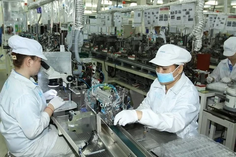 Sản xuất linh kiện điện tử kỹ thuật cao tại Cty TNHH Nidec Sankyo Việt Nam (Nhật Bản) trong Khu Công nghệ cao TP Hồ Chí Minh. (Ảnh: Thanh Vũ/TTXVN)