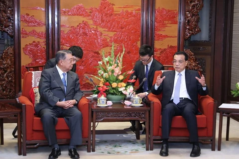  Thủ tướng Trung Quốc Lý Khắc Cường (phải) và Chủ tịch Hạ Viện Nhật Bản Tadamori Oshima (trái) tại cuộc gặp ở Bắc Kinh ngày 24/7. (Nguồn: THX/TTXVN)