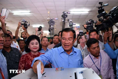  Thủ tướng Samdech Techo Hun Sen (giữa), Chủ tịch đảng Nhân dân Campuchia (CPP) cầm quyền bỏ phiếu tại điểm bầu cử ở Phnom Penh ngày 29/7. (Ảnh: AFP/TTXVN)