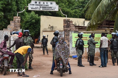 Cảnh sát gác bên ngoài một địa điểm bầu cử ở Bamako ngày 29/7. (Ảnh: AFP/TTXVN)