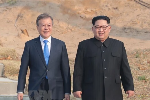 ổng thống Hàn Quốc Moon Jae-in (trái) và nhà lãnh đạo Triều Tiên Kim Jong-un tại cuộc gặp ở làng đình chiến Panmunjom ngày 27/4. (Ảnh: Yonhap/TTXVN)