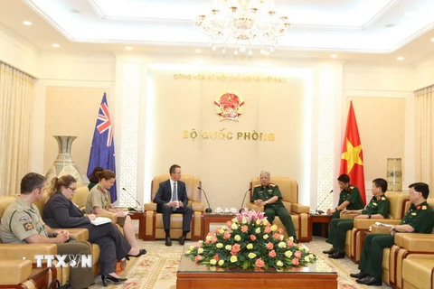 Thượng tướng Nguyễn Chí Vịnh (bên phải) tiếp Cục trưởng Cục Chính sách Quốc tế, Bộ Quốc phòng Australia Stephen Moore. (Ảnh: Hồng Pha/TTXVN)