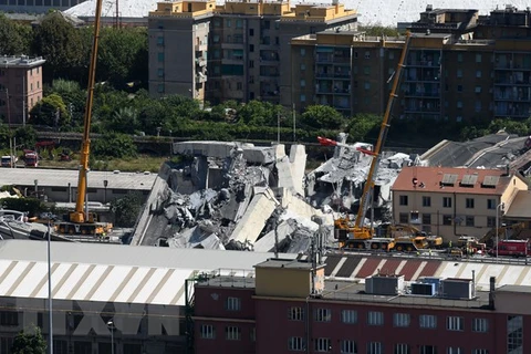 Hiện trường vụ sập cầu cạn ở Genoa, Italy ngày 15/8. (Ảnh: THX/TTXVN) 