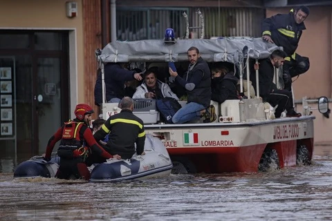 Lực lượng cứu hộ sơ tán người dân khỏi khu vực bị ngập lụt. Ảnh minh họa. (Nguồn: AFP/TTXVN)