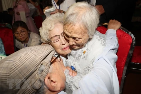 Cụ Jo Hye-do (giữa), 86 tuổi, ở Hàn Quốc gặp lại chị gái Jo Soon-do (phải), 89 tuổi, ở Triều Tiên tại buổi đoàn tụ các gia đình ly tán ở khu nghỉ dưỡng núi Kumgang ngày 20/8. (Nguồn: AFP/TTXVN) 