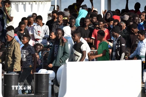 Người di cư trên tàu Diciotti tại cảng Sicily, Italy ngày 13/6. (Ảnh: AFP/TTXVN)