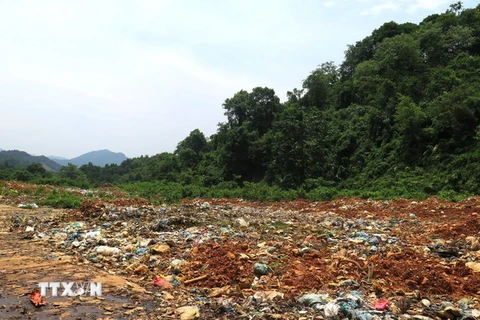 Bãi rác ở thôn Lũng Loét, xã Ngọc Linh, huyện Vị Xuyên gây ô nhiễm môi trường nghiêm trọng. (Ảnh: Minh Tâm/TTXVN)