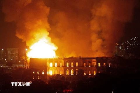 Hiện trường vụ hỏa hoạn tại Bảo tàng quốc gia Brazil ở Rio de Janeiro ngày 2/9. (Ảnh: AFP/TTXVN)