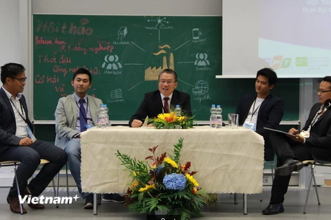 Ông Trần Đông - Tham tán, Trưởng đại diện Khoa học&Công nghệ, Đại sứ quán Việt Nam tại Đức ( thứ 2 từ trái sang) tham dự hội thảo trong khuôn khổ hội trại. (Ảnh: Anh Đức/Vietnam+)